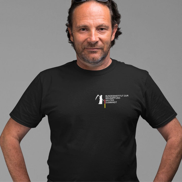 BEKÄMPFUNG AKUTER DUMMHEIT Brustdruck | Premium Shirt Unisex