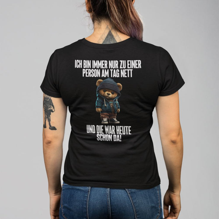 ZU EINER PERSON AM TAG NETT TEDDY Rückendruck | Premium Shirt Unisex