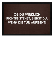 OB DU WIRKLICH RICHTIG STEHST, SIEHST DU, WENN DIE TÜR AUFGEHT! Fußmatte - Spruechefabrik