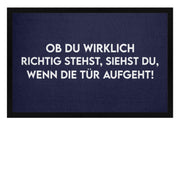 OB DU WIRKLICH RICHTIG STEHST, SIEHST DU, WENN DIE TÜR AUFGEHT! Fußmatte - Spruechefabrik